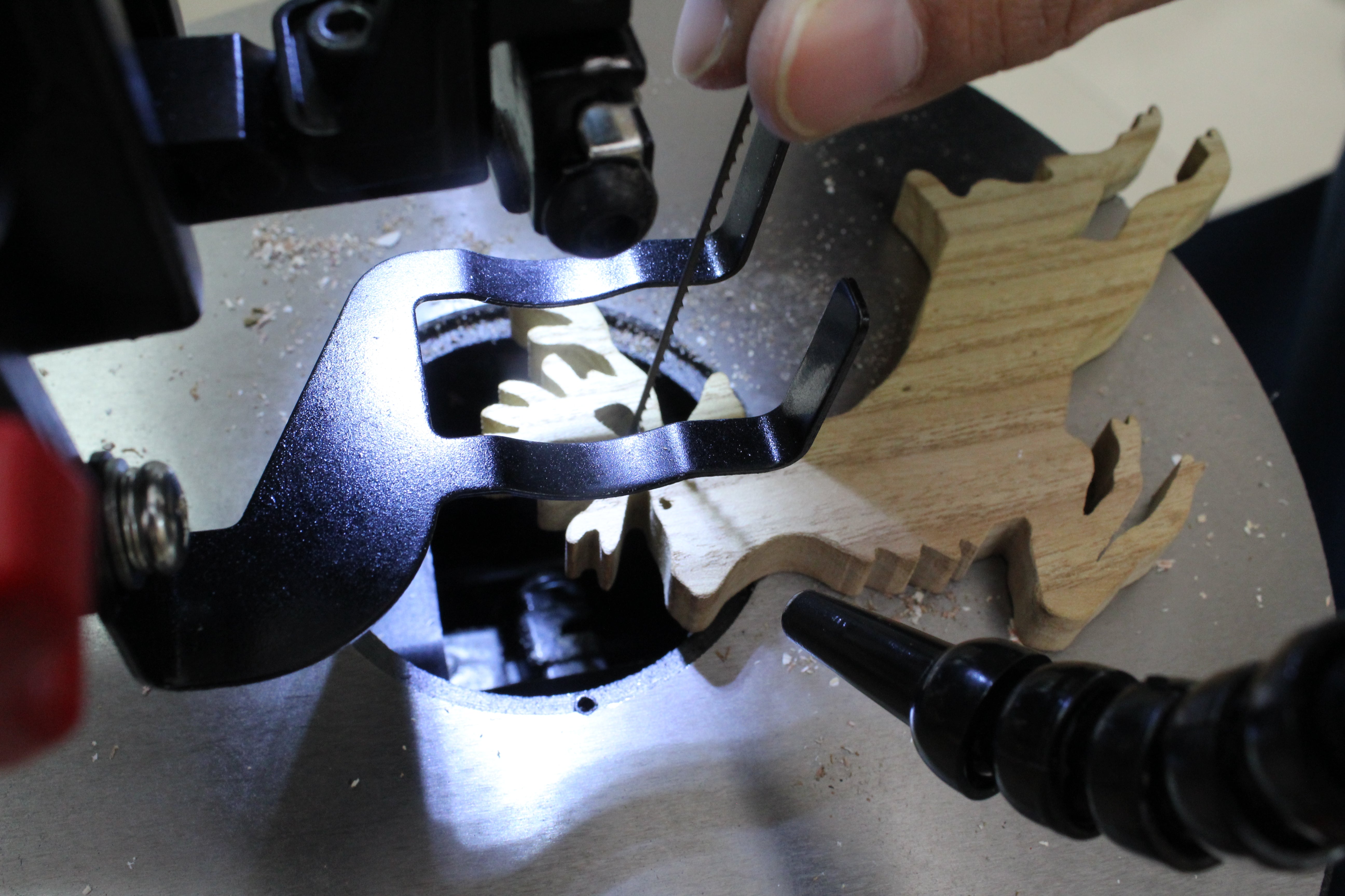 How to Set up a scroll saw for the beginner - Bucktool
