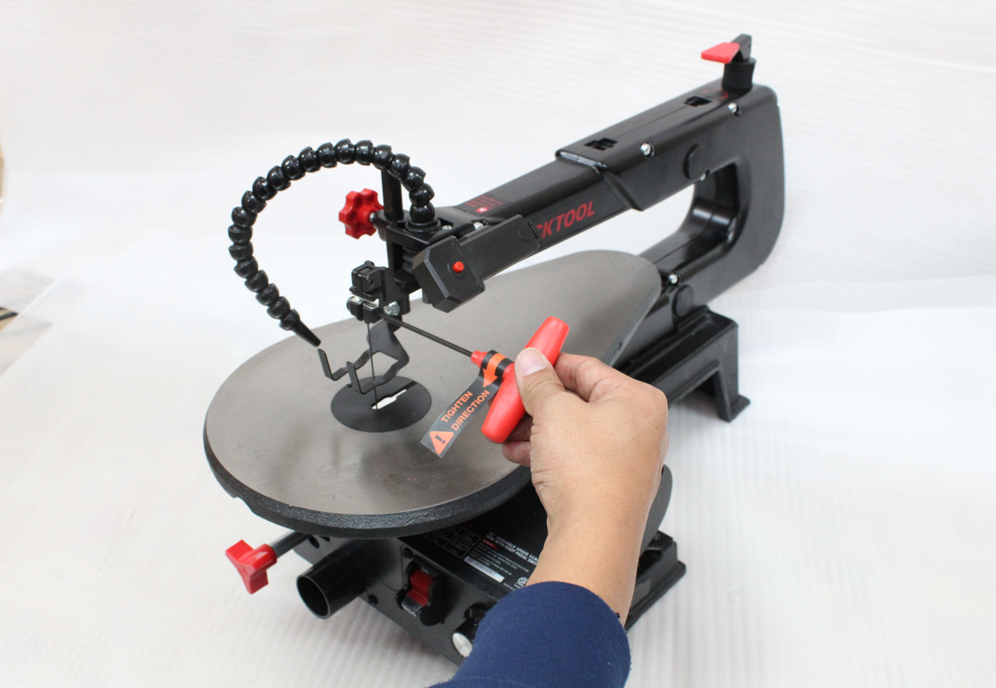 How To Replace Scroll Saw Blades - Bucktool